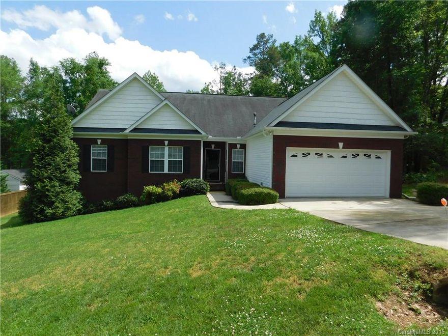 Great ranch with open floor plan and huge upstairs bonus room with full bath and closet that could be used as 4th bedroom.  Features include arched doorways, tile floors in baths, center island in kitchen with granite counter tops and smooth top range, gas log fire place, and deck overlooking wooded fenced back yard.  This house has it all.  come take a look!