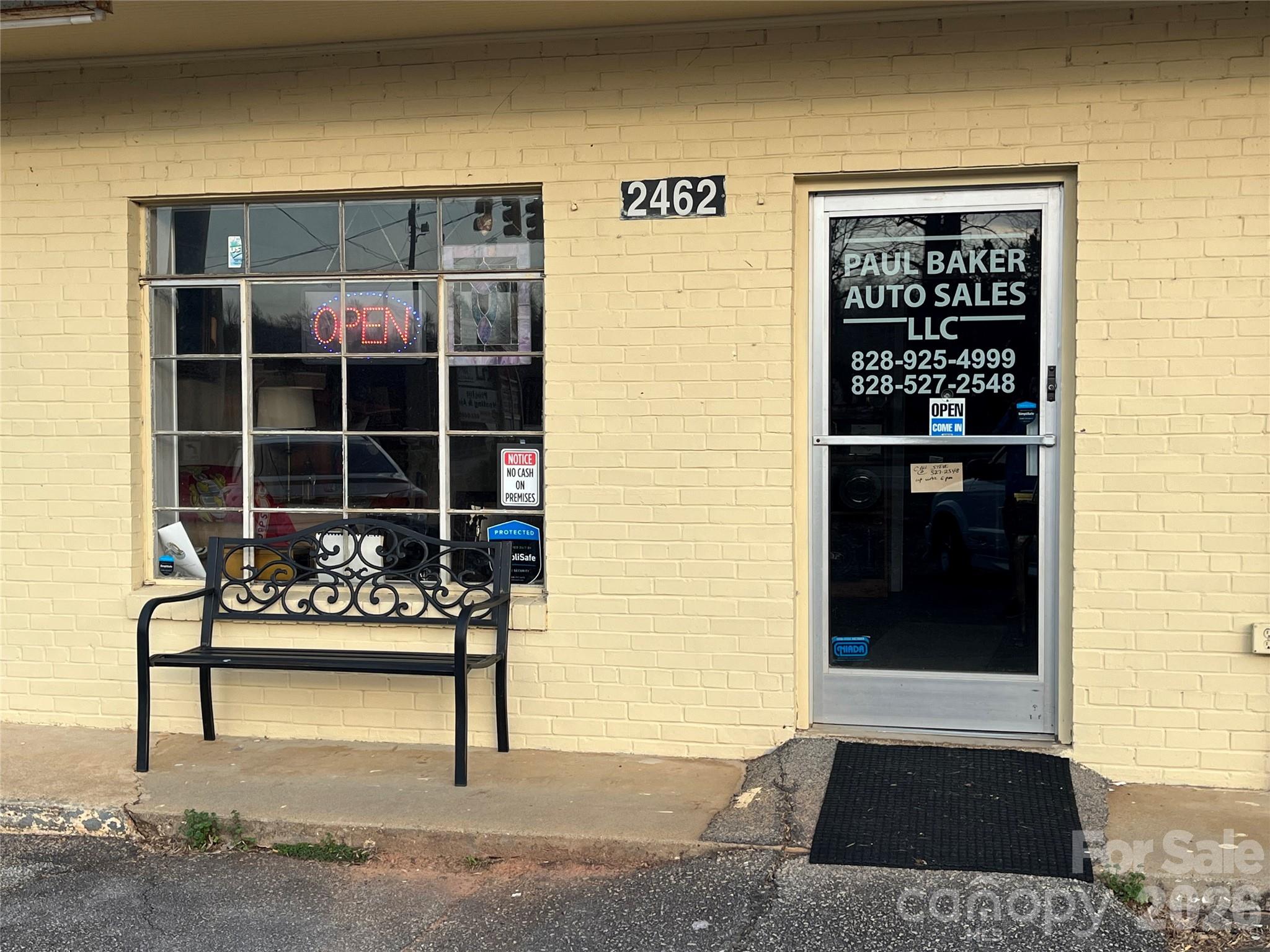 Main image without alt text