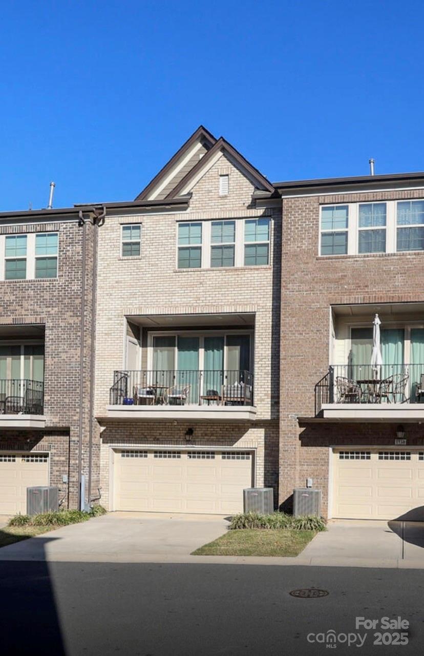 1336 E Woodlawn Road