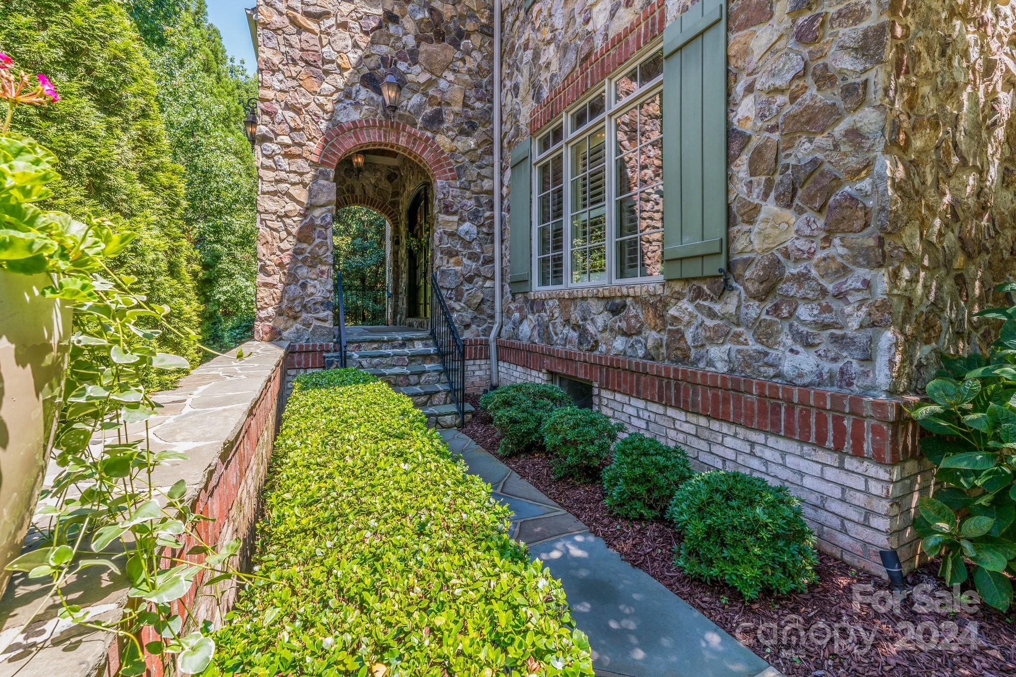 1008 Medinah Court