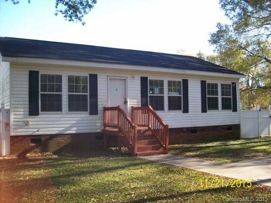 Nice frame modular home with a fenced, flat yard. All three bedrooms are good sized. Freshly painted interior and brand new carpet. Great location, very close to downtown York.