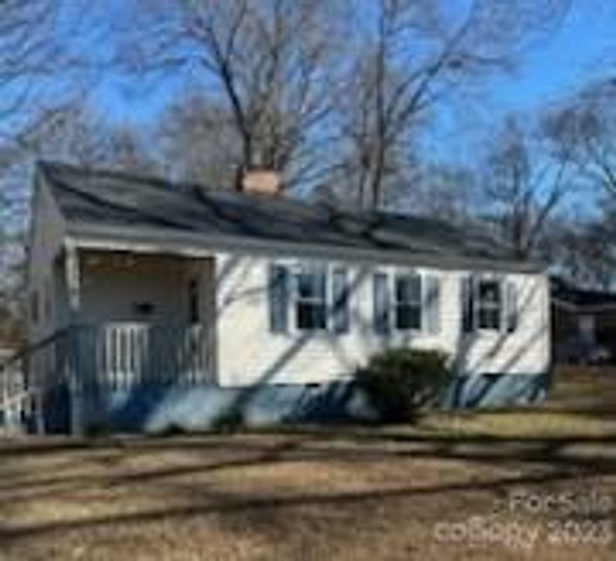 A charming house in the heart of Fort Mill.  Large lot at .65 Acres.  Beautiful hardwood floors, fireplace in living room, center island in kitchen/breakfast bar, stainless steel appliances with a 6 burner gas stove.  Living room and dining room/bonus room.  Close to downtown Fort Mill with new restaurants, cute shops, and lovely parks.