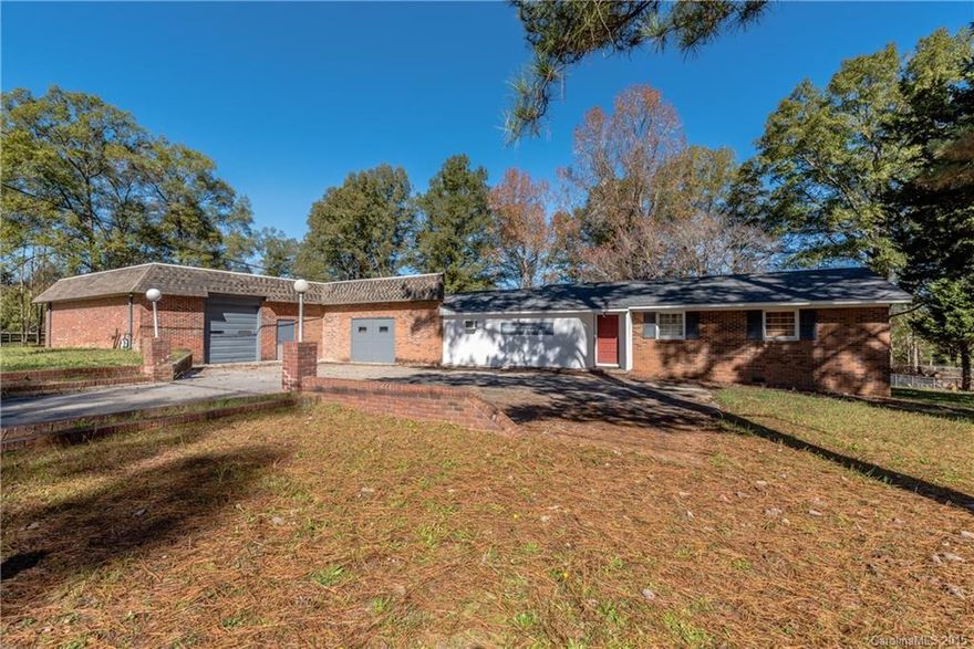 Great opportunity to expand your business or own at this incredible price. Phase 3 Power. 480 Volt Transformer. Roof 2014. Loading Dock. 3 Roll Up Doors. Air Compressors piped. Central Heat & Air. 2 Heat Pumps. Concrete floor. Zoned B-3.