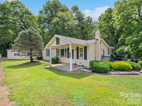 Photo of 1714 Iron Duff Road, Waynesville, NC 28785 (MLS # 4368978)
