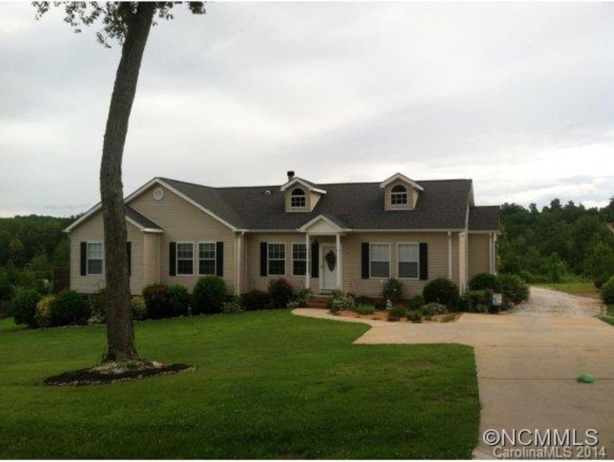 Beautiful home in very quiet area - 20 minutes to Hendersonville or Greenville. Seconds to Greenville Tech. 4 BR, 3 Full Baths! Huge Master suite / split floor plan. A Large living room with fireplace and a separate den off of the kitchen. BIG laundry room!! 3 additional bathrooms and 2 full baths at other end of the home!! Great for growing family! Close to towns! Big yard!! WONDERFULLY LANDSCAPED!!!  A Very nice home!!