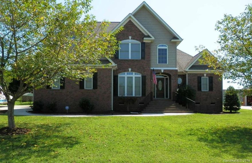 MOVE IN READY! STUNNING HOME SHOWS LIKE A MODEL HOME. CUSTOM QUALITY.  INCREDIBLE FLOOR PLAN WITH EVERY UPGRADE. DREAM KITCHEN OPENS TO KEEPING ROOM, EXPANSIVE GR, & SUNNY BREAKFAST NOOK. HARDWOOD FLOORING ON ENTIRE MAIN, LUXURY MASTER ON MAIN/LRG BATH. OPEN PLAN. BONUS CAN BE 4TH BR. SELLER RECENTLY ADDED OUTDOOR LIVING ROOM/DECK WITH TIG CEILING AND A SEPARATE GARAGE.