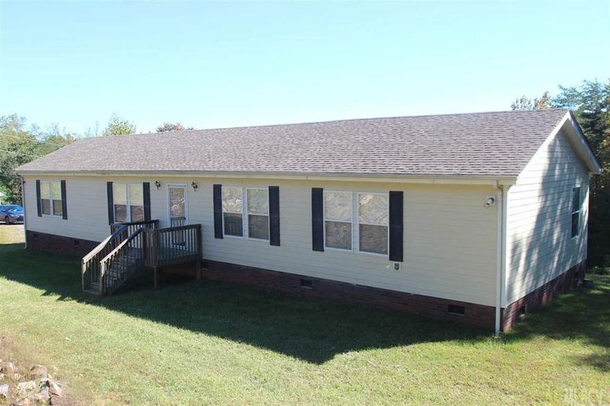 Absolutely charming. Move-in condition home.  Mountain Views.  Very spacious 3 bedroom home with walk in closets, open concept living room and kitchen.  All kitchen appliances stay.  Garden tub. Trane heat pump.