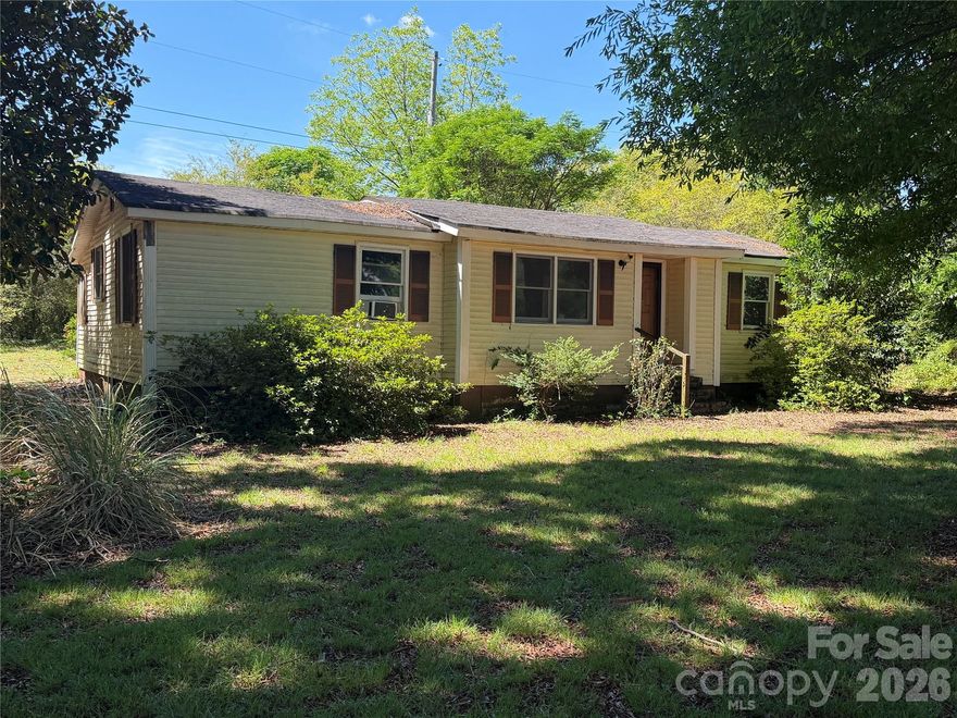 Bring Offers!! If you like TLC homes this is for you sitting on .52 and a prime location.  3 BR, 1 BA with nice size kitchen with breakfast area. Family Room.  

 AS IS.

Tax district- Unionville Fire tax
County tax for 2025 was $432.74 and will pay City Limits of Unionville.
Well/Septic.  Water is at road per Union County Engineering just need to tap on and get plumber out for piping.