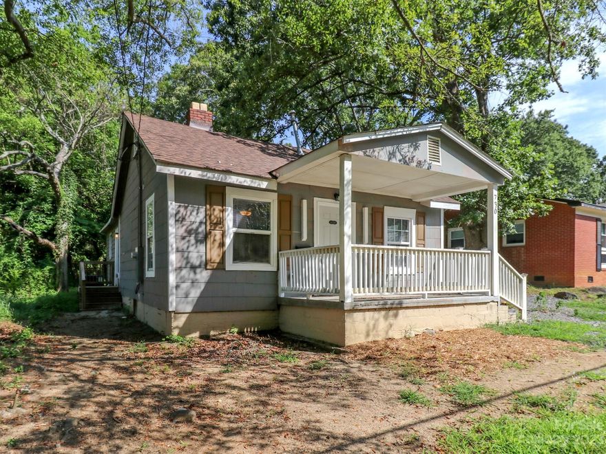 Investment Opportunity or first time home buyer opportunity in an up and coming neighborhood near downtown Rockhill. Close to shopping, restaurants and all conveniences. This cute 3 bed 2 bath home sits on a nice and expansive size lot. It has tons of potential but could use a little bit of TLC.