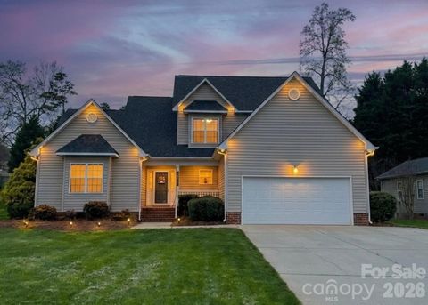 Photo of 208 Deerfield Drive, Mount Holly, NC 28120 (MLS # 4360164)