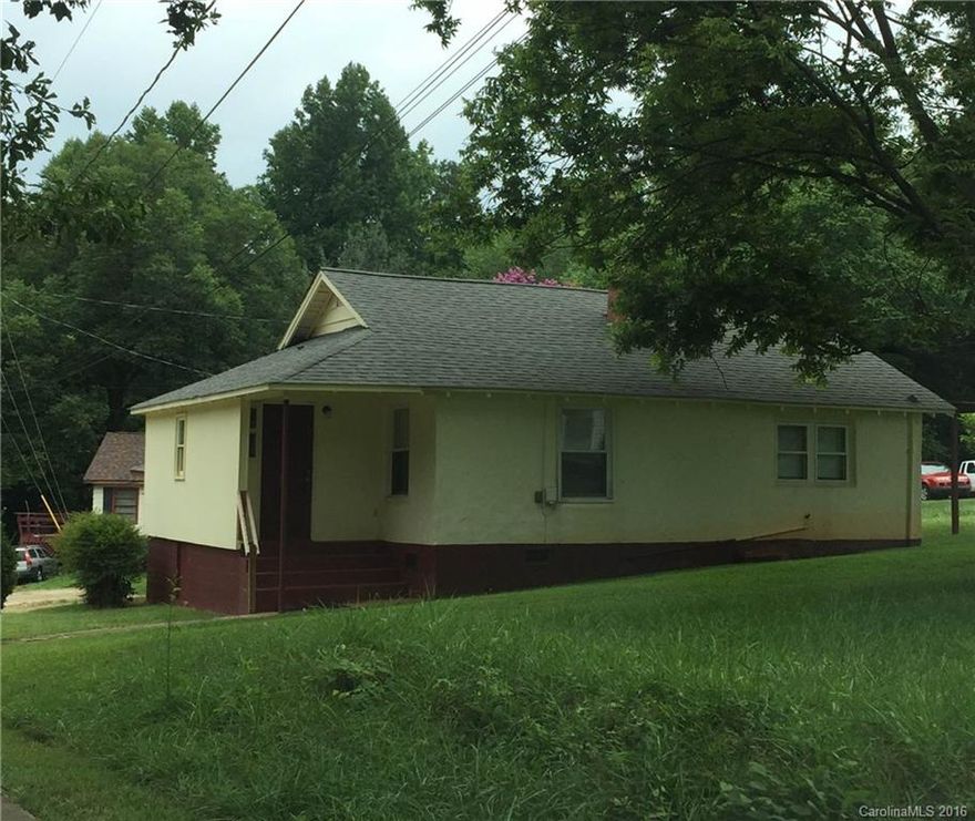 Back on the market! Great starter/Single family home or investment property 3BD/1BA. Located in a quite area. Move in ready! Partly furnished and freshly painted with new carpet located just minutes from I-85 and Christmas town USA.