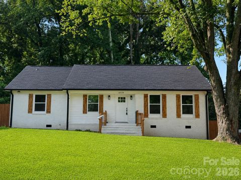 Photo of 6908 Ludwig Drive, Charlotte, NC 28215 (MLS # 4401234)