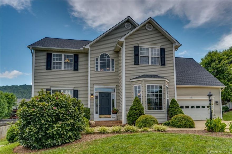 The Reserve at Livingston Farms! Traditional 2 story home with open foyer and stairwell.  Lg dining and living rm/ofc.  Large kitchen has updated appls and opens to the family room w/gas log FP and brkfst area.  4BRs ( 1 being used as a bonus rm), 2BAs, along with laundry rm on upstairs level.  The outdoor area includes a deck, patio, small water feature, playground equipment and mature landscaping. Great for outdoor enjoyment and entertaining. Neighborhood has trails and common areas.