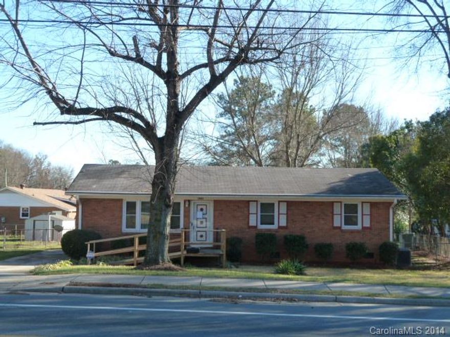 PRICED TO SELLL - FORECLOSURE - 3 BR, 1.1BTS, LR, KT-BRKC - ALL BRICK - PRIDE OF OWNERSHIP- WALL TO WALL CARPET, CENTRAL HVAC, REPLACEMENT WINDOWS,LAUNDRY/STORAGE ROOM,CEILING FANS, FENCED BACKYARD AND INSTALLED FRONT DOOR HANDICAP RAMP. CONCRETE PAD FOR STORAGE BUILDING IN BACKYARD. WALKING DISTANCE TO TOM HUNTER PARK.