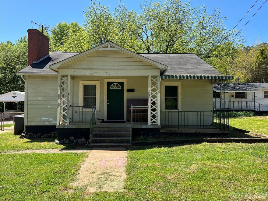 Nice 3 bedroom 1 bath home in Statesville. Other features include a fenced back yard, spacious bedrooms, wood floors, a large outbuilding/workshop and much more.  Home could use some TLC but would make an excellent first home! MUST SEE!