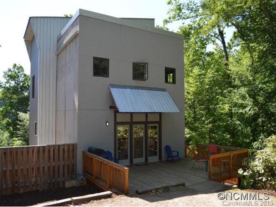 Unique contemporary in Montford Hills. Main level has open concept with living, dining kitchen flowing thru house ideal for entertaining. Huge master suite with walk in shower and separate "floating" tub. Huge media/recreation room in walkout basement with wet bar. Basement has separate entrance with full bath and bedroom. Potential for accessory apartment with city approval. A must see for buyers who desire a one-of-a-kind home.