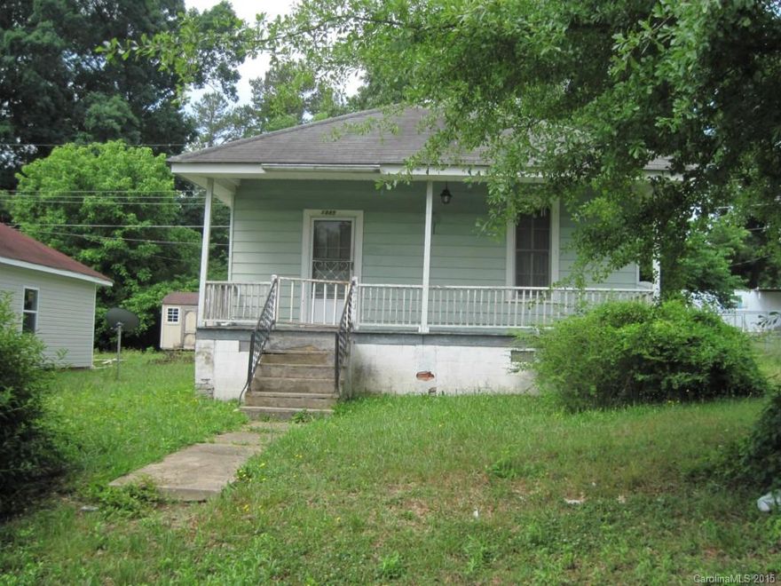 REDUCED!!!!Adorable Bungalow with lots of potential. Linoleum in the Kitchen, and hardwood floors that can be refinished.
Great for an Investment Property or 1st time home buyers. 2 lots gives the owner a good size back yard.Reduced to 22,000