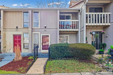 Photo of 7911 Charter Oak Lane, Charlotte, NC 28226 (MLS # 4347410)