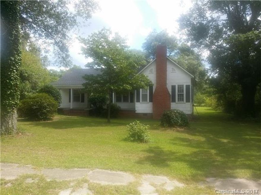 3BR/2BA home that has 2.59 acres in the heart of Heath Springs. Home has a lot of character and back yard for garden.