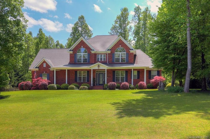 Custom Built Home on large 1.5 acre private lot, beautiful open floor plan with lots of privacy, Chefs Kitchen with granite countertops and lots of cabinets. 4 large bedrooms plus a Bonus room and  screened porch.