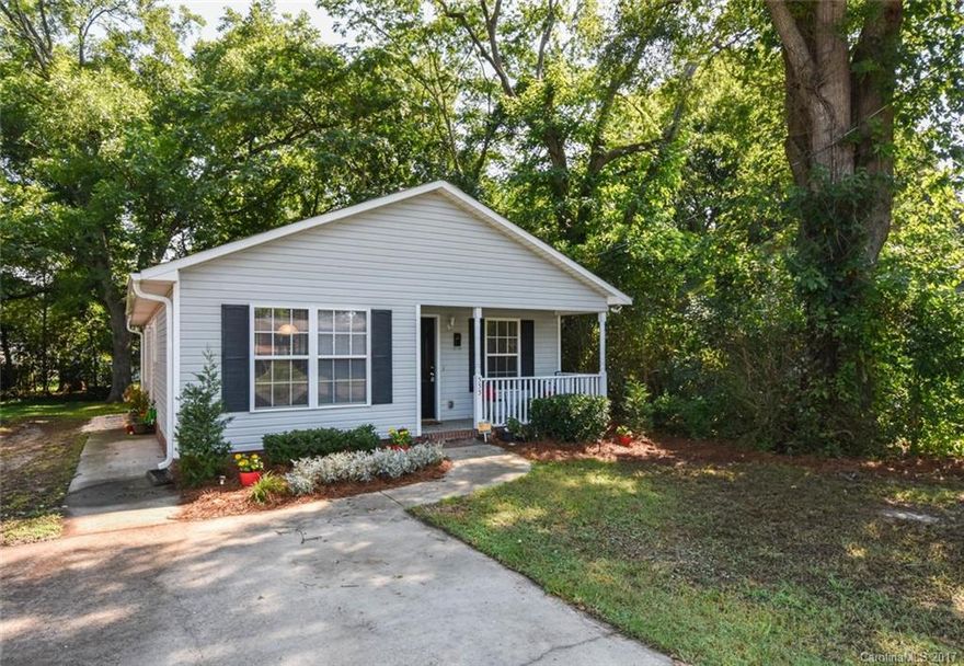 Cute 3 bedroom 2 bath 1 story home on nice lot. Newer stainless steel appliances. New vinyl (wood look) and carpet. Spacious kitchen and dining area. Separate laundry/utility room. Master bedroom has walk in closet. Perfect for first time buyer or investor.
