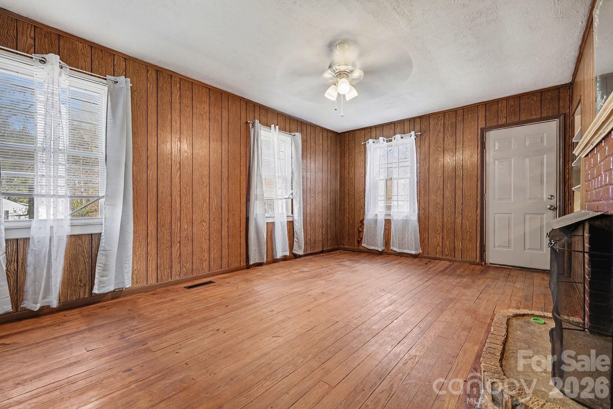 1048 Old Thompson Avenue