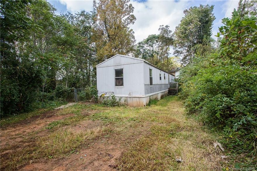 Small mobile home on 0.35 acre lot - great deal for investors, 1st time-home-buyers!!
