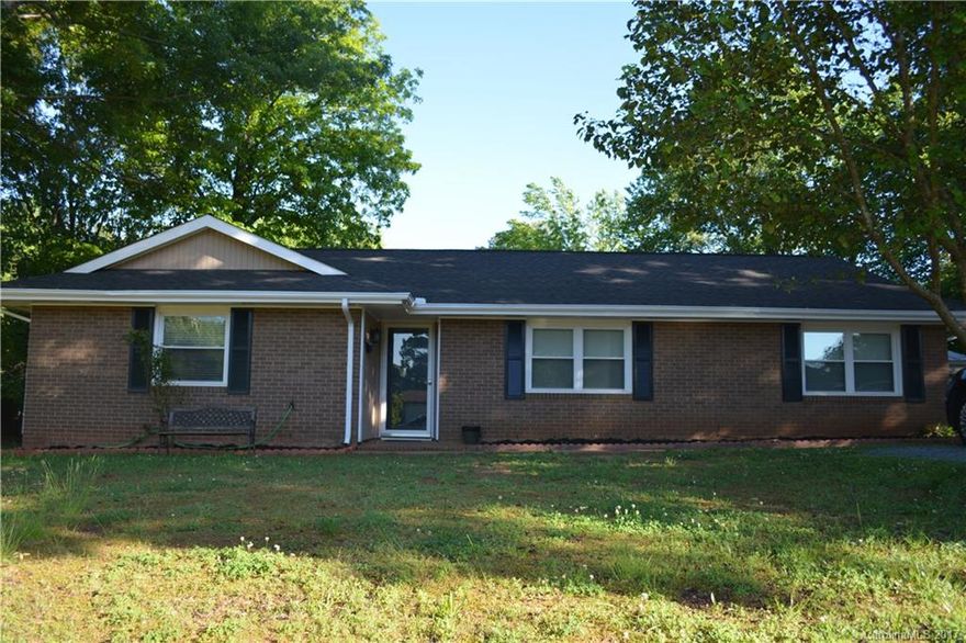 Large corner lot. 4 bedroom house with lots of upgrades including granite, new cabinets. Updated light fixtures and bathroom. FORT MILL SCHOOLS AND NO HOA FEES!!!