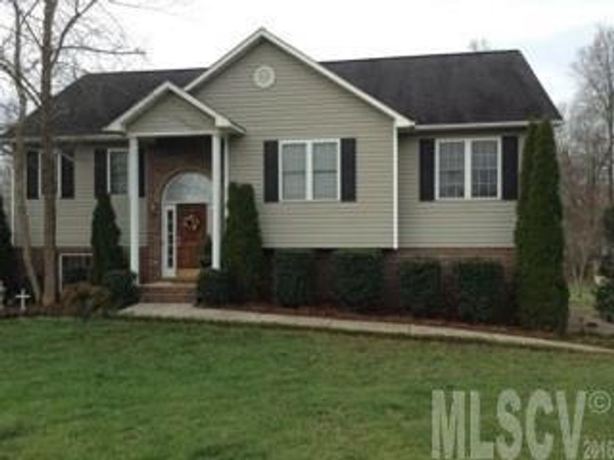 NO CITY TAXES! Well maintained three bedroom, 2.5 bath, split foyer. Corner fireplace with gas logs, custom oak cabinets, vaulted ceiling, laminate wood & vinyl floors. Master bedroom on main level with walk-in closet, laundry in finished basement. Oversized double garage with lots of storage. Deck overlooking backyard, great for entertaining. Great location, close easy access to Hwy 321, shopping & schools. Motivated sellers!