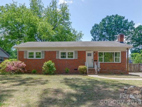 Photo of 3228 Wicklow Place, Charlotte, NC 28205 (MLS # 4372130)