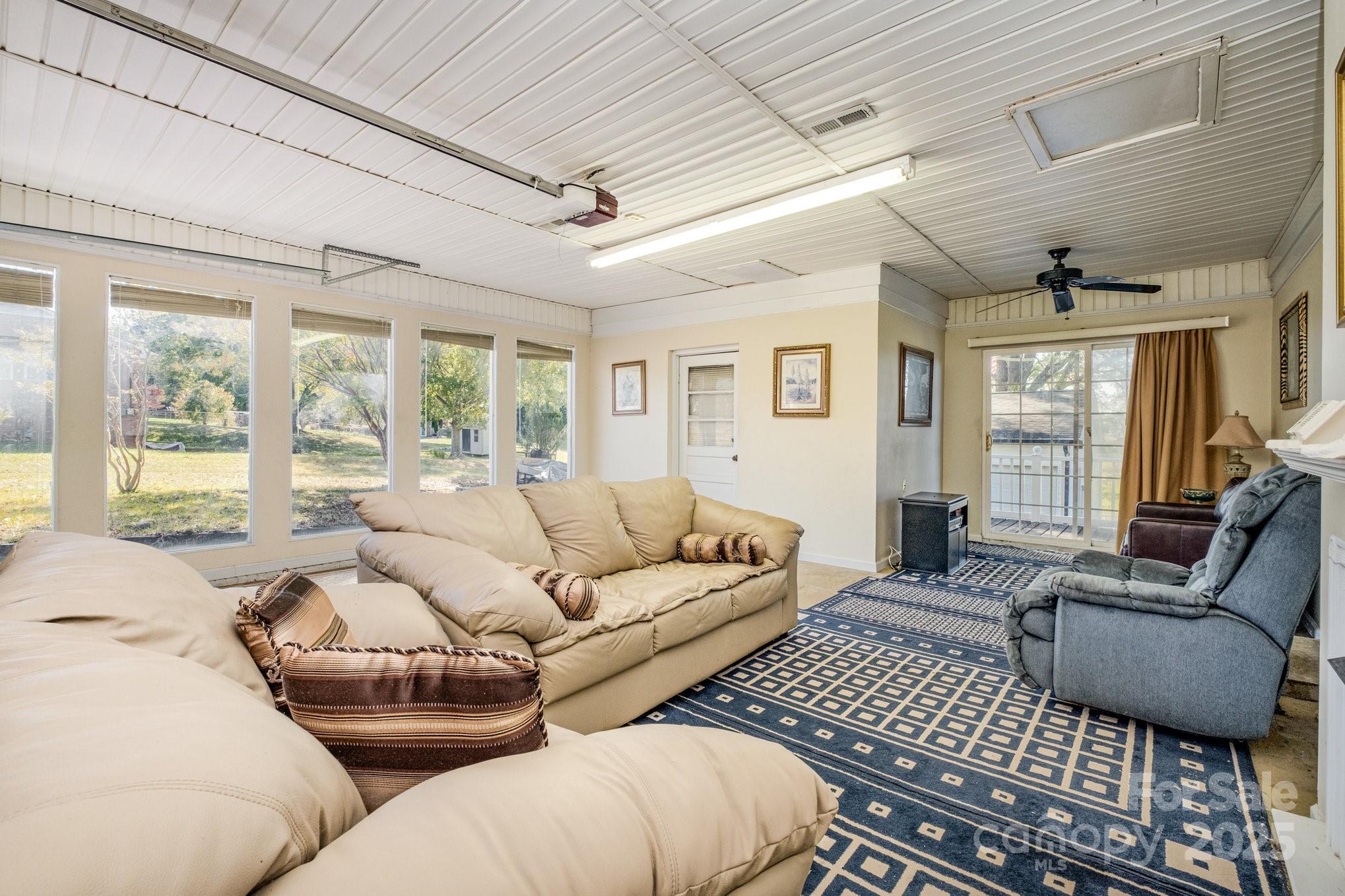 1580 W Cloaninger Avenue