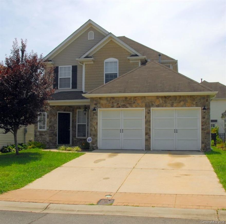 Popular Moss Creek community!  MOVE-IN ready condition. This home has a great room with fireplace, breakfast area that opens to a huge kitchen with island. Master bedroom has trey ceiling and master bath has double sink, garden tub and walk-in closet with lots of shelves.  Other features include porch, patio and fenced yard. Walking distance to schools and community has wonderful amenities -- clubhouse, tennis courts and pool with slide.