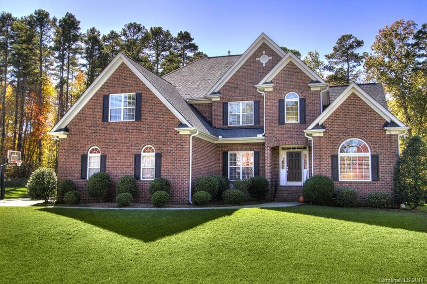 Immaculate full brick stately home in the Estates section w/3 car side load garage on private .62 acre fenced and tree lined cul-de-sac lot!Features master suite on main w/huge customized closet&tiled bath.Guest suite w/full bath on main!Open& bright floor plan w/2 story GR,cozy fireplace&built in shelving.Gourmet kitchen w/ gleaming hardwoods, zodiac quartz counters,SS GE Profile appliances,double ovens!Large office on main,dining with hardwoods. Dual staircases,huge bonus,deck,full irrigation!