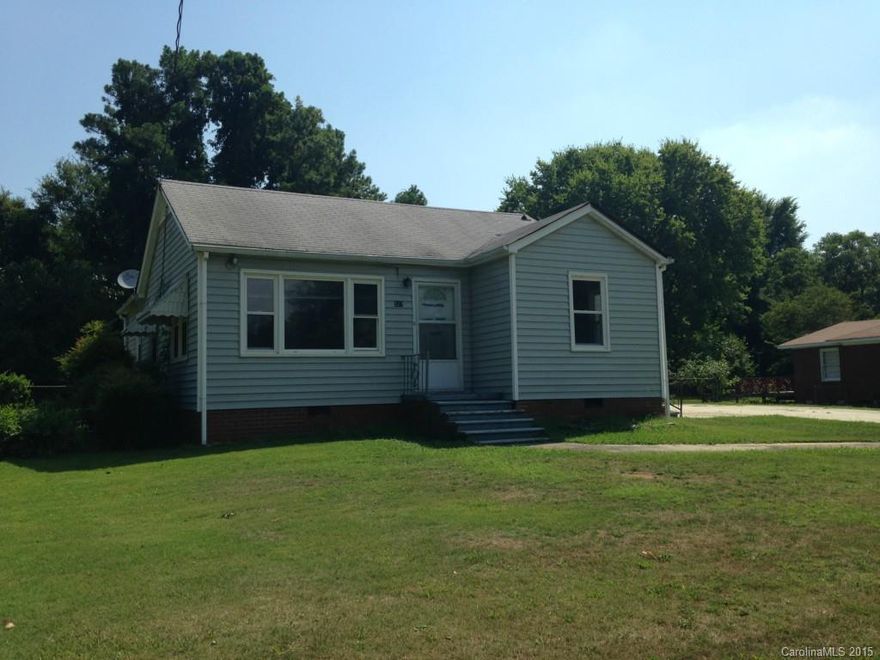 Investor Special! 3bed/1bath property. Property Sold As-Is. Property was built prior to 1978 and lead based paint potentially exists.