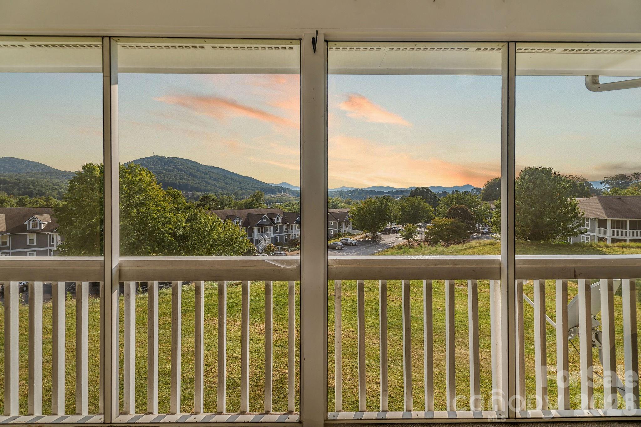 4702 Breakers Lane