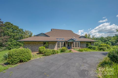 26 Canter Court Horse Shoe NC 28742