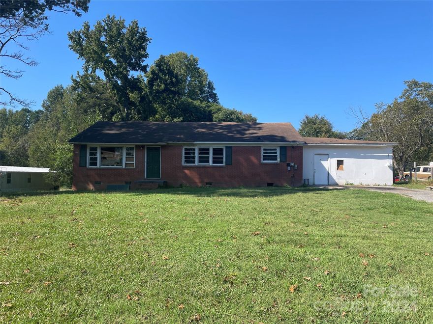 Brick Ranch in need of Finishing Touches. Spacious sq feet with Den. Investor Special to Fix or Flip.
Property Sold in As-Is Condition
 Multi Offers on Subject Property. Seller asking for Highest and Best by 10 AM Tomorrow 10-08