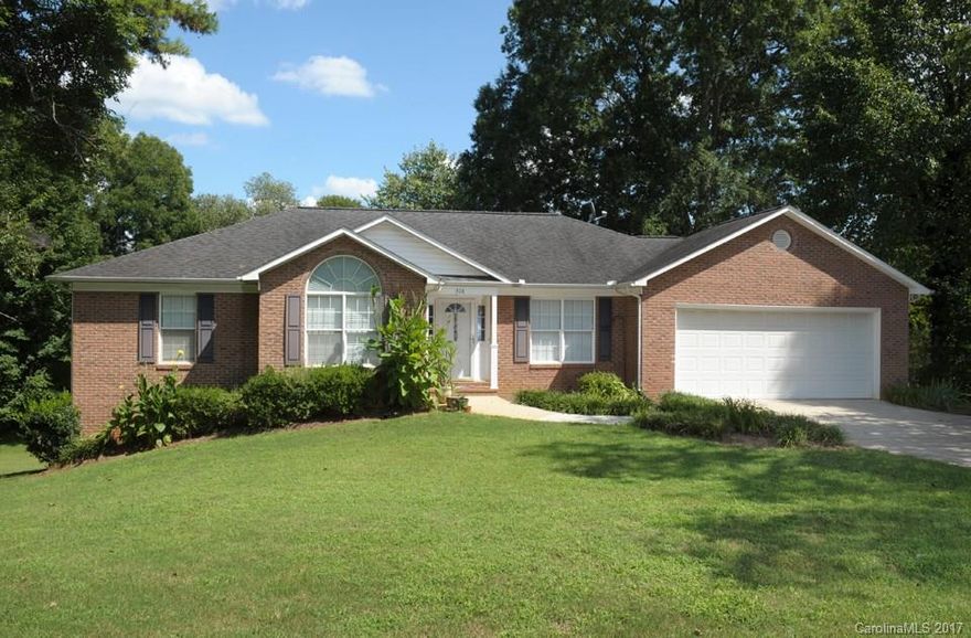 Open floor plan with a large great room. Kitchen with center island and eat-in kitchen.  Large walk-out basement. Large backyard.