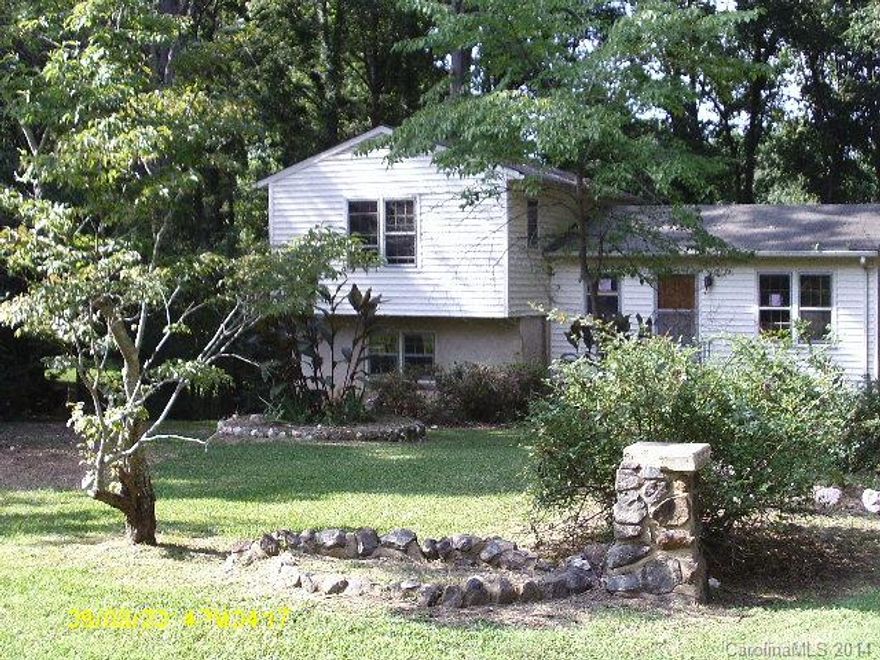 3BR/2BA Tri-Level in older neighborhood. SOLD AS IS. Seller to make NO REPAIRS.