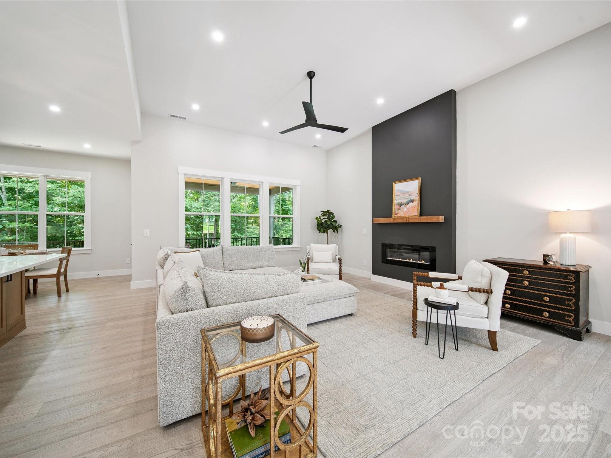 2108 Lakeview Circle