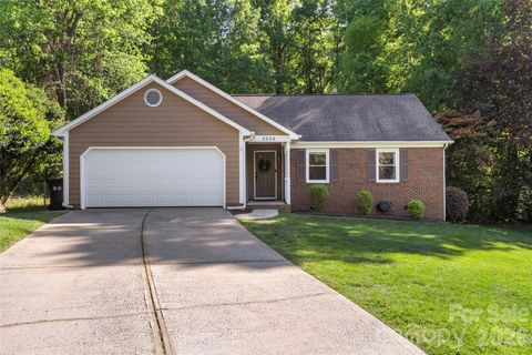 Photo of 5904 Scots Bluff Drive, Charlotte, NC 28227 (MLS # 4369319)