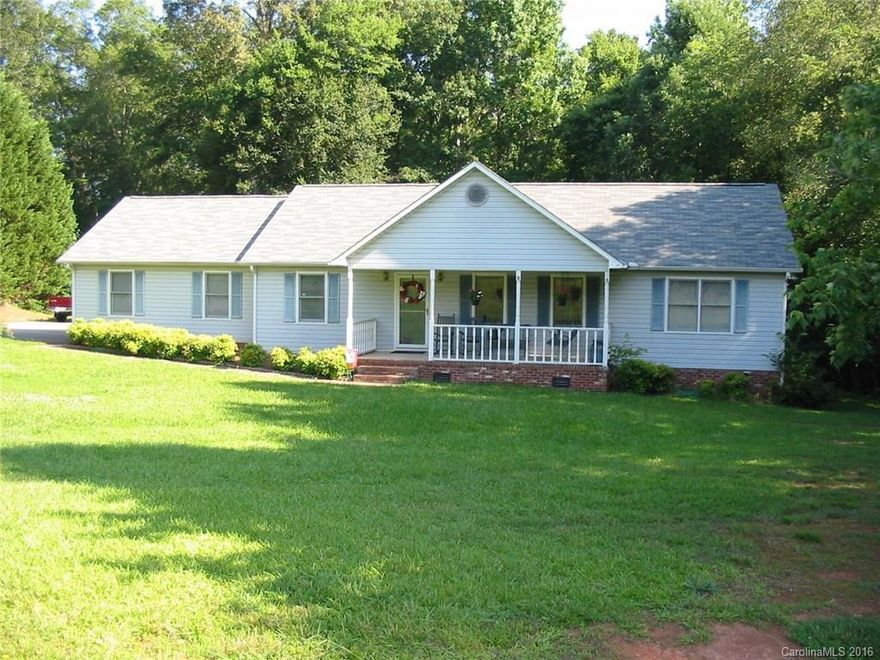 Very nice 2 bedroom 2 bath 1 story on large lot, carpet, vinyl, large kitchen, pantry, work island, move in ready