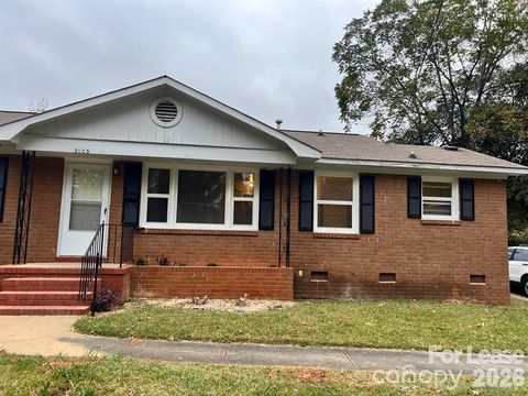 Photo of 3003 Amity Garden Court, Charlotte, NC 28205 (MLS # 4349732)