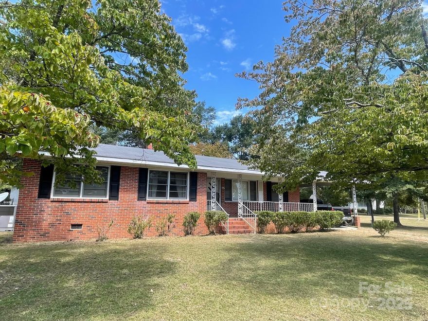 3 Bedroom / 2 full bath home located on a corner lot. Home has hardwoods and ceramic tile. Eat in kitchen and formal dining area... Master has a private bath. There is a workshop in back yard that can be a hobby shop or storage facility.