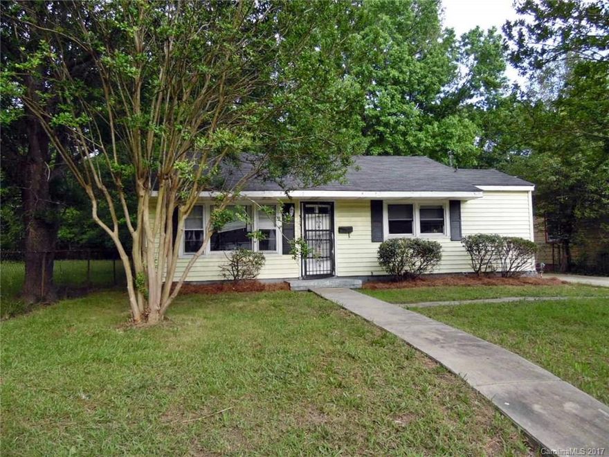 Quaint 2 bedroom ranch located just moments away from the thriving downtown Rock Hill area! Easy access to delicious local dining, shopping, local events like Food Truck Fridays, gorgeous Fountain Park, and more! Cozy interior layout with eat-in kitchen and spacious living area, plus exterior with deep backyard and partial fencing.  Strongly encouraged that offers include proof of funds/pre-approval & is required for seller's final acceptance.