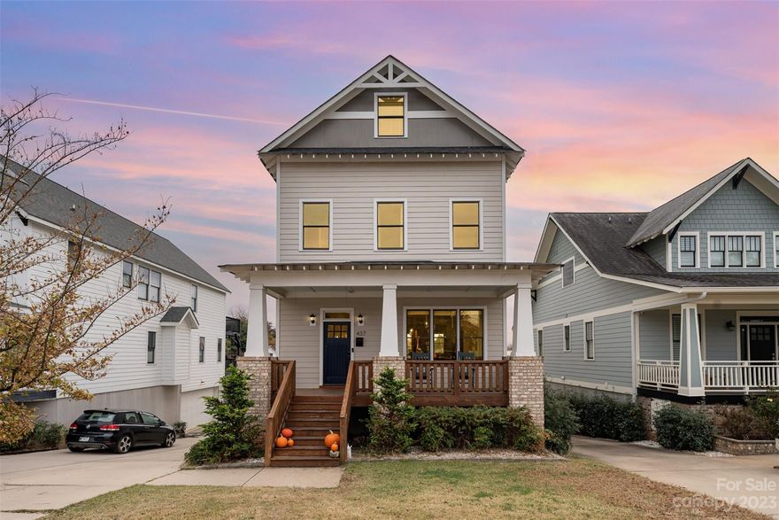 Seversville is thriving with city upgrades, enhancing the greenway and expanding the streetcar, along with improved infrastructure. This unique 3600+ sq ft craftsman home, under 2 miles from the city center, offers a 2-car garage, finished basement for a home gym, and proximity to upcoming commercial developments. The open living floorplan, balcony, rocking chair porch, and city views make it inviting. With four bedrooms boasting walk-in closets, 10-ft ceilings, hardwoods, a bonus room, and a junior owner's suite, it's both stylish and functional. Ample outdoor spaces include an owner's suite balcony, antimicrobial turf-covered backyard, and a fence. Surrounded by great neighbors, it's walkable to coffee shops, Blue Blaze Brewery, the greenway, streetcar, and uptown. Don't miss the chance to be part of this booming
area just outside the city center!
