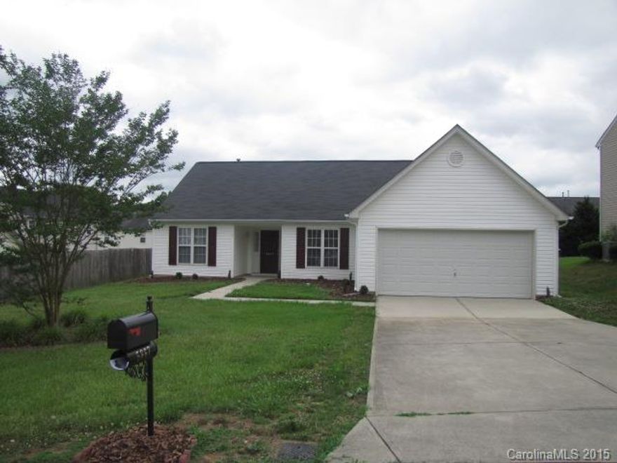 Move in ready! This home features neutral walls & carpet. The kitchen offers white appliances incl gas range, microwave, dishwasher & refrigerator, & opens to great room & breakfast area overlooking lush back yard. The large master suite includes a spacious walk-in closet & oversized vanity in the master bath. Two large guest rooms have ample closet space. The large screened porch with ceiling fan & tile floor provides a nice area for outdoor entertaining. Outbuilding included for added storage.