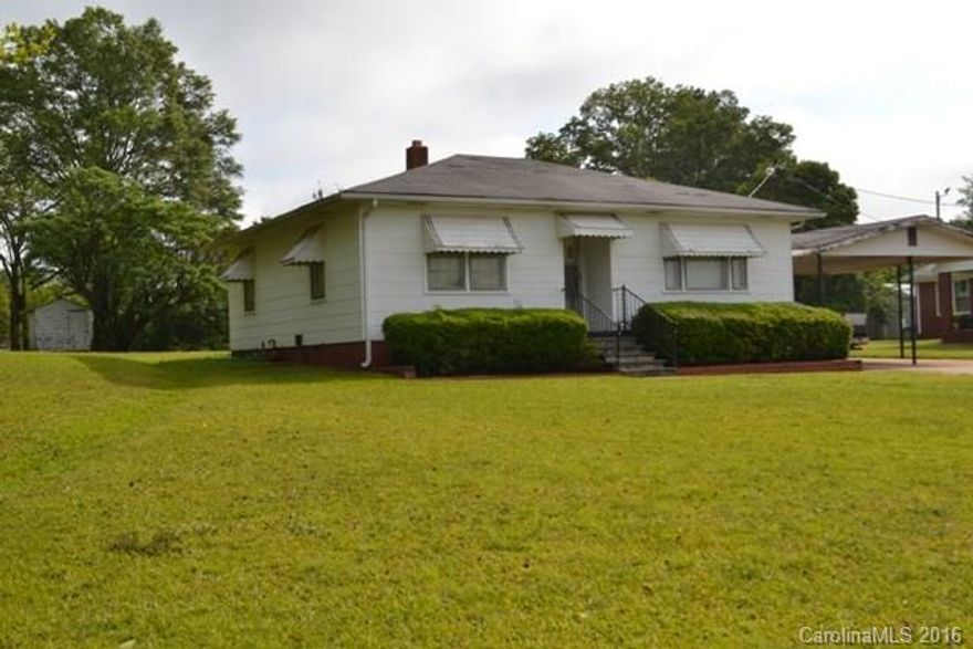 Cute as can be!  This is a ranch style home with 2 bedrooms, 1 baths, spacious kitchen and eating area and great room.  Rocking chair patio with sunroom.  Close to downtown.