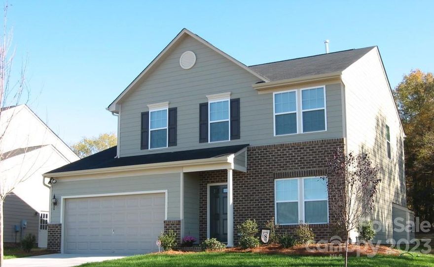 Adorable 3 bedroom / 2.5 bath home in the Glendalough Community of Union County. Home features a loft. Primary bathroom features a tub and separate shower. Floorplan is open and modern. Fenced yard with a storage shed. No showings at this time.