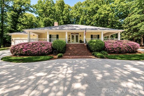 Photo of 361 Gleneagles Road W, Statesville, NC 28625 (MLS # 4375306)